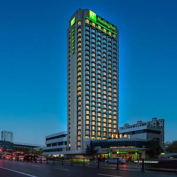 Holiday Inn Shanghai Huaxia by IHG - overlooking city scenery at Sky View Restaurant, hotel in Shanghai