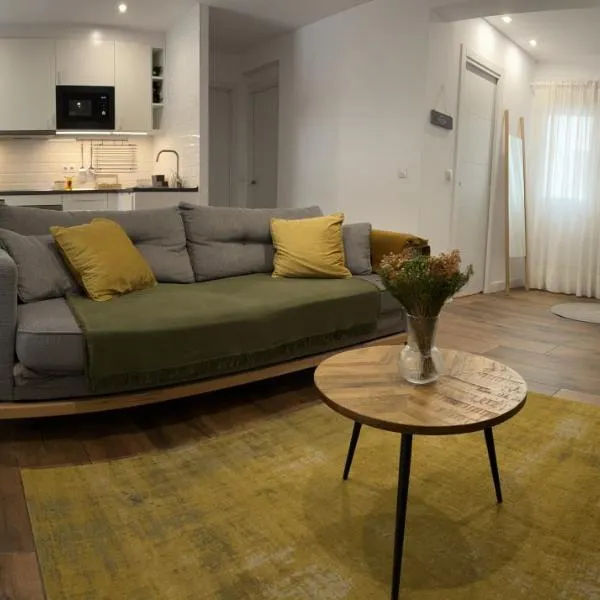 Petit apartment LOS REMEDIOS, hotel in Seville