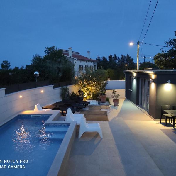 HOUSE ZOYA