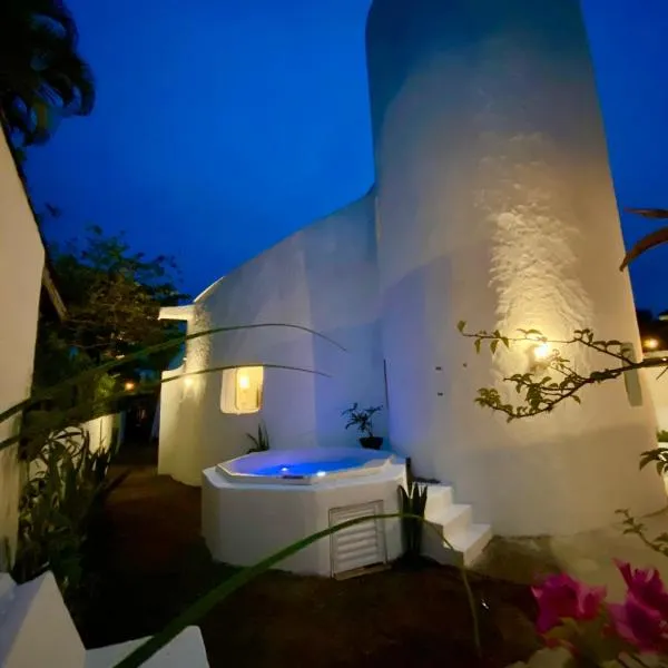 Casa estilo Grega com Spa Praia do Pernambuco, hotel a Guarujá