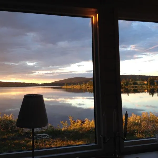 Lakeside cottage in Lapland with great view, ξενοδοχείο σε Skaulo