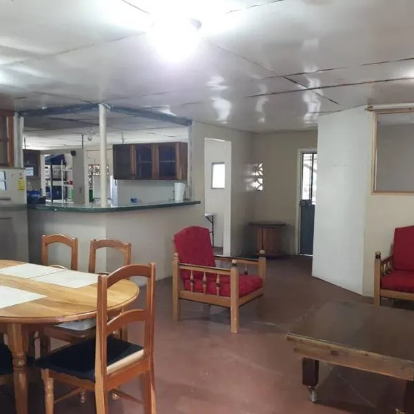 Gia's Garage & Home for Bocas travelers, hotel in Almirante