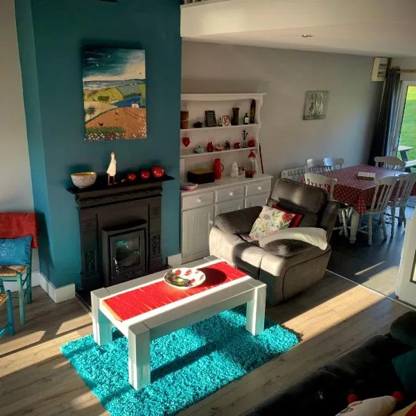 Cottage 33 Old Killarney Village Killarney V93K66X 4 King Beds Sleeps 8 Sharing, hótel í Killarney