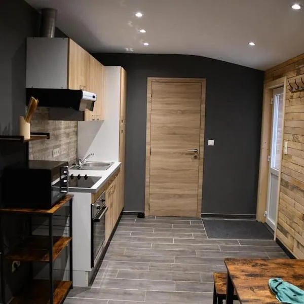 Logement in wood (400 mètres de Pairi Daiza), hotel in Bolignies