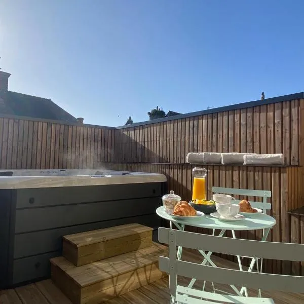 La Maison du Quai Triplex de charme 4 étoiles en hyper centre avec SPA, Hotel in Landerneau