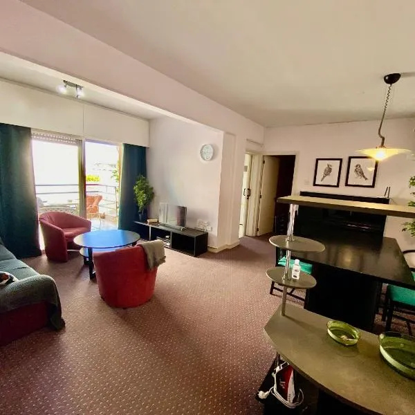 private room in a shared flat at best location, hôtel à Limassol