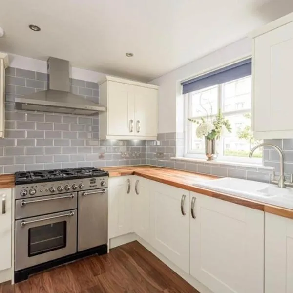 Cosy Roseburn Apartment, Edinburgh - 2 Bedrooms, FREE PARKING, hotel in Edinburgh