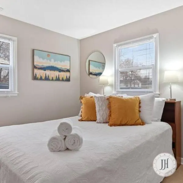 Pet Friendly Large Fenced Backyard Covered Patio, hotel in Rapid City