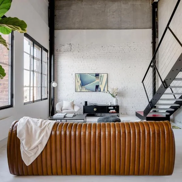 New York Converted Warehouse Apartment in Richmond，位于墨尔本的酒店