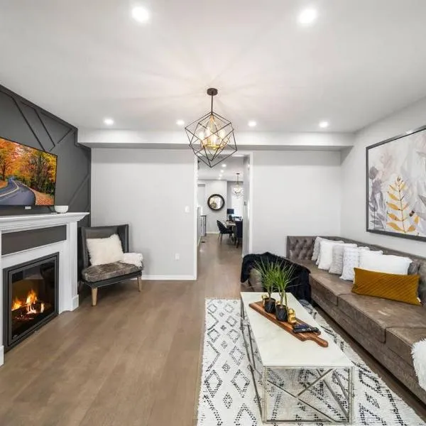 Modern 4 Level home-Game room/Parking/Near Airport, hotel in Mississauga
