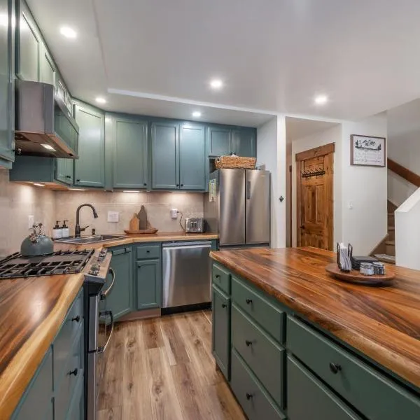 Northstar Village Condo Walk to Lifts 2 Full BA Excellent Location Hot-Tubs, ξενοδοχείο σε Truckee