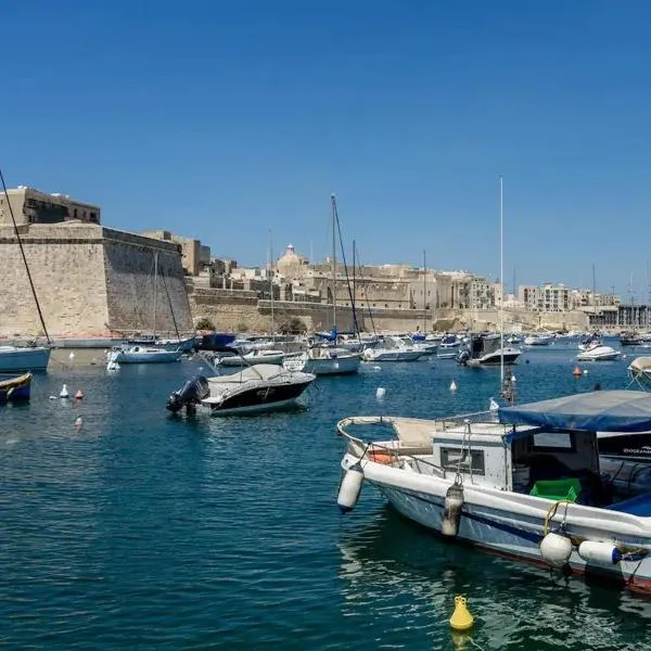 Modern apt Kalkara seafront!, hotel en Kalkara