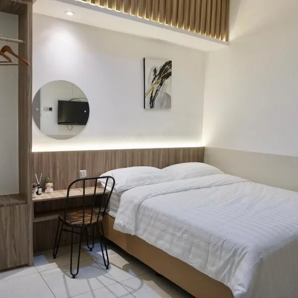 Aurora House Surabaya, hotel in Wijung