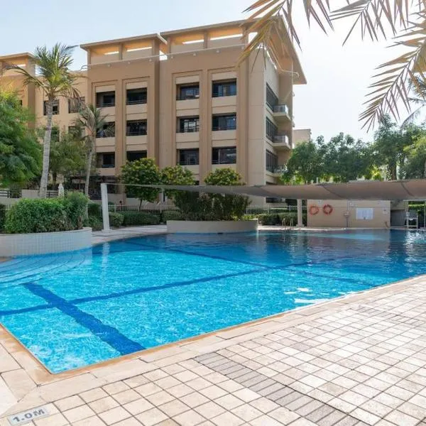 Vogue Stylish and Cozy in Greens Dubai, Three Bedroom Apartment with a Dedicated Work Space and Big balcony With full Amenities, hotel in Dubai