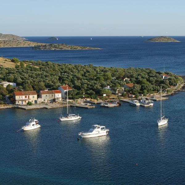 Apartments & Stone cottage - National park Kornati