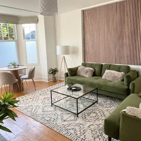 1 Bed / 1 Sofa Bed 'Scandi' Style Ground Floor Apartment, hotel in Yeovil