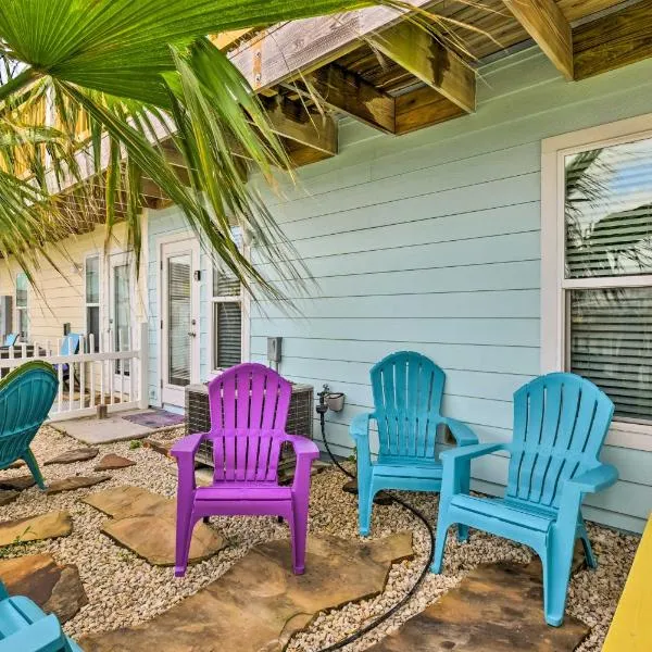 Near Beach and Golfing Port Aransas Condo with Deck, ξενοδοχείο σε Port Aransas