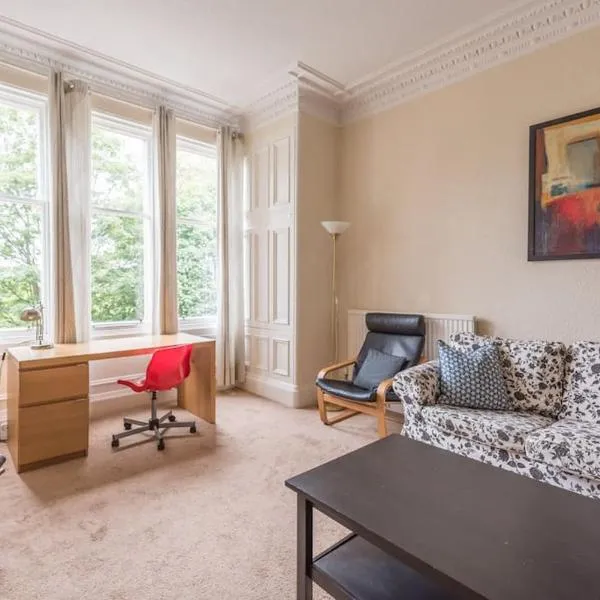 Beautiful 2 Bed 2 Bath Flat overlooking Meadows Park, hotel sa Edinburgh