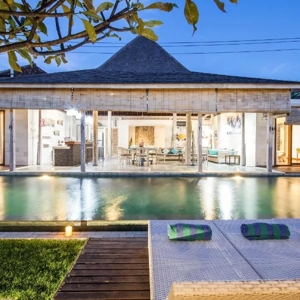 Lovely Canggu 4BR Private Pool Villa with Sundeck! 10mins Ride to Beach, hotel in Canggu