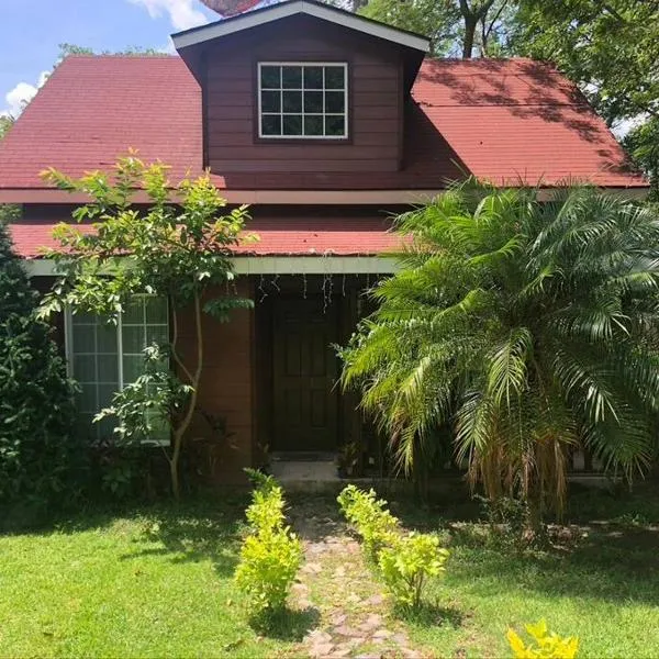 Cabaña de las Flores. Magia en la laguna, hotel in Santa María del Oro