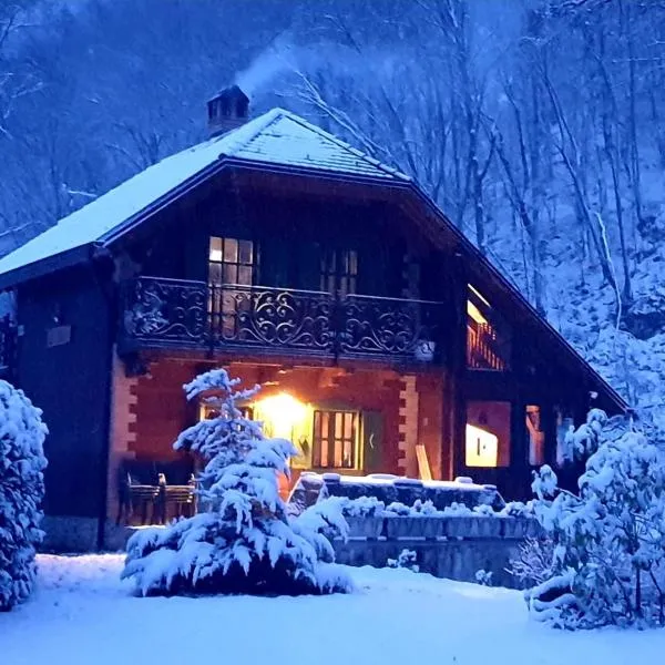 Kuća za odmor uz rijeku Slapnica, u Parku prirode Žumberak, finska sauna i jacuzzi, hotel in Krašić