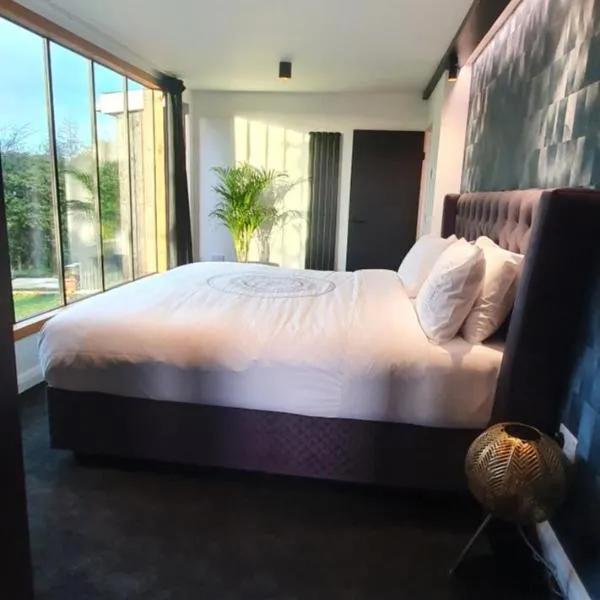 Contemporary Dublin Suite with hot tub, hotel v destinaci Lispapple Cross Roads