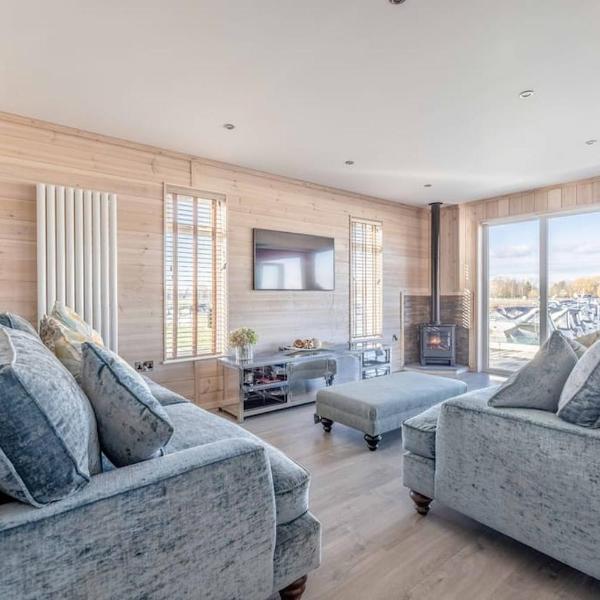 Stylish Lodge At Windsor Racecourse Marina - By Tempstay, Windsor
