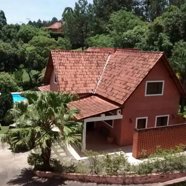 Alugo linda casa de campo perto de São Paulo com ótimo jardim, piscina e lareira.