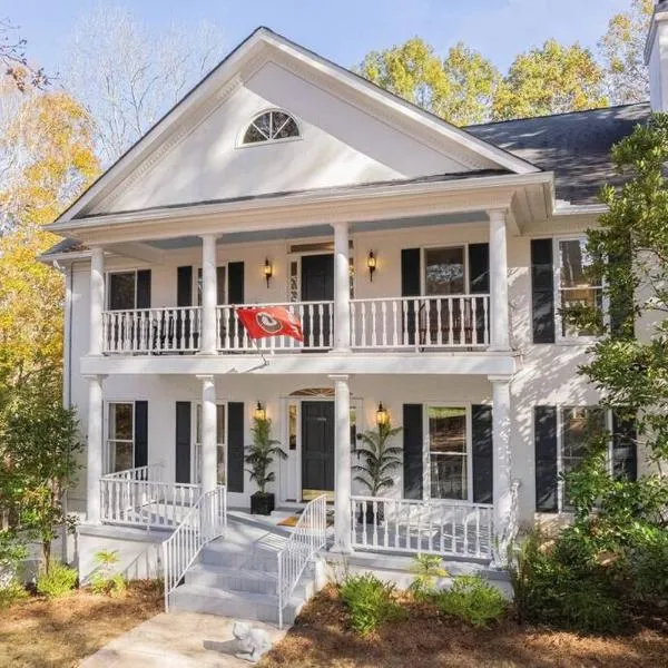 Large Luxury House, King Beds and More, Hot Tub, Theater, Fireplace, Game Room, Ping-pong, Pool Table, Air Hockey, Arcade, River, Big Kitchen, Nice Porch, Quiet, Good for Families and Large Groups, Near UGA Golf Course, Close to UGA & Stanford Stadium, hotel in Athens