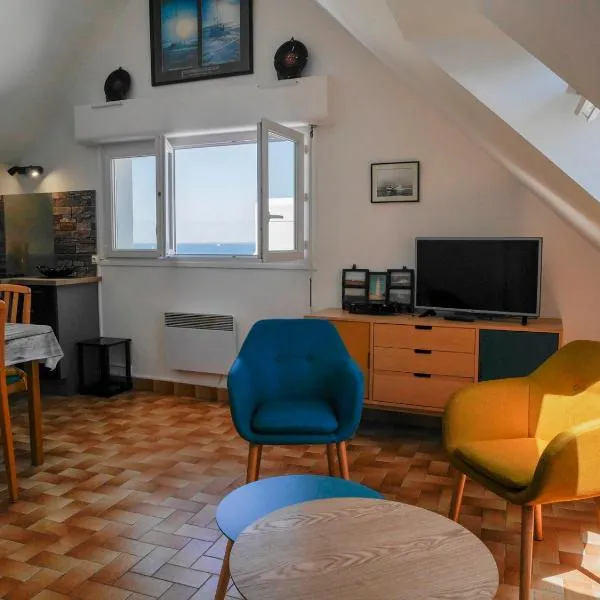 Appartement rénové avec vue mer au Palais, proche commerces - FR-1-418-175, hotel in Le Palais