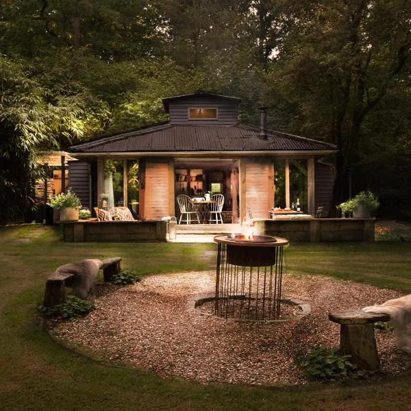 Luxury Boltholes cabin in the woods with hot tub, ξενοδοχείο σε Five Oaks