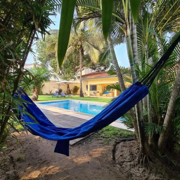 Sompteuse villa avec piscine à 5 min de la plage, hotel in Pointe-Noire