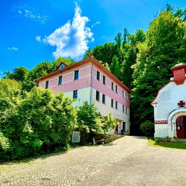 HARABURDI® Recyclart Hotel, hotel a Kostelec nad Orlicí