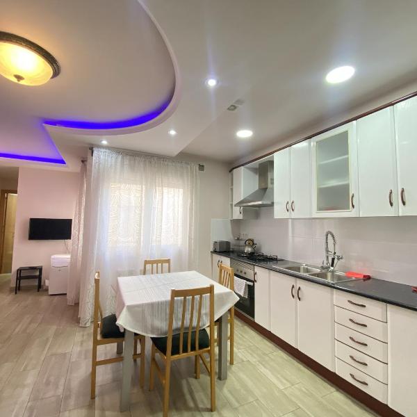 Entire New Apartment 20' from Barcelona