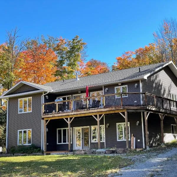 Mountain House in the Heart of Haliburton, Mins to Lake, hotel in Haliburton