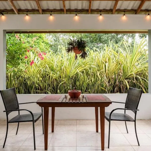 Ginger Mango Garden Apartment-Beach-5min Drive, 1 hr Montego Bay, 25 mins Ocho Rios, Continental Breakfast, hotel v destinaci Runaway Bay