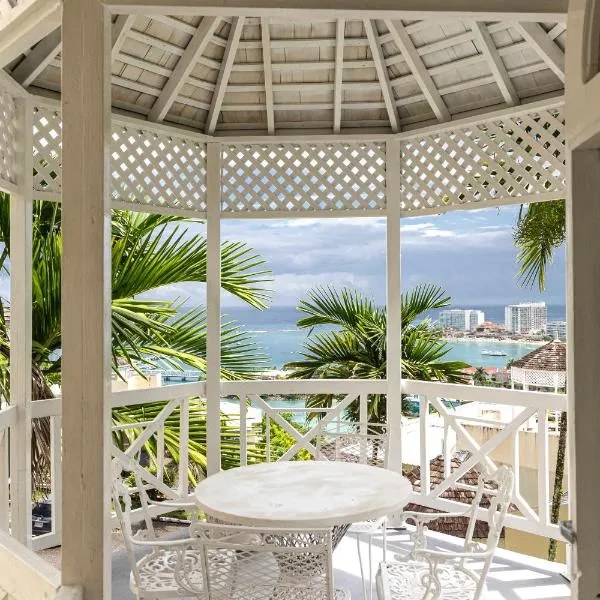 Pampered In Paradise Columbus Heights 2 BR penthouse condo near Ian Fleming airport, Hotel in Ocho Rios