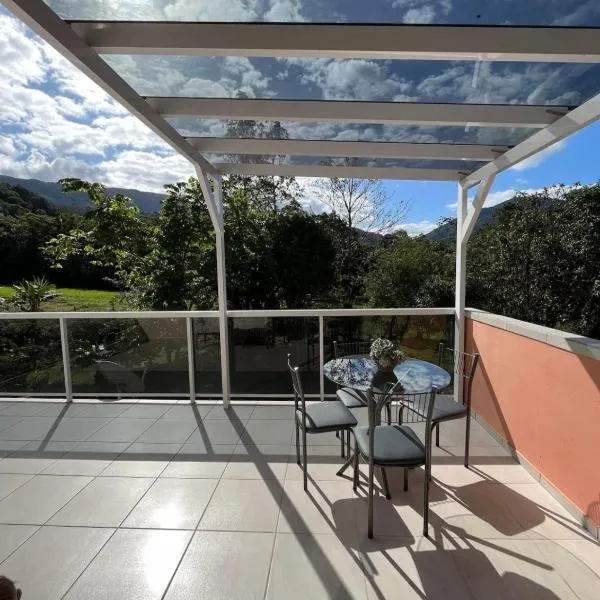 Loft com linda vista na Rota do Enxaimel, hotel in Pomerode