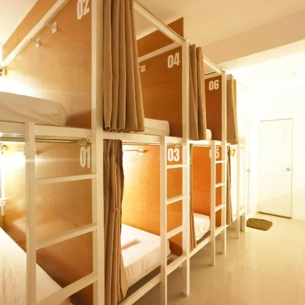 NomadsMNL Airport Hostel, hôtel à Manille