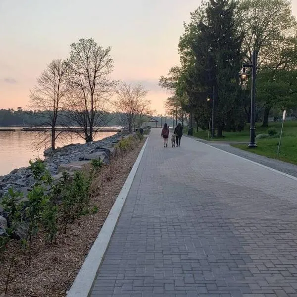 Muskoka Getaway-Trails/Hot Tub/Hike/Fish/Ski/Relax、Honey Harbourのホテル