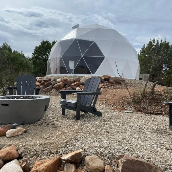 Canyon Rim Domes - A Luxury Glamping Experience!!, hotel v destinaci Monticello