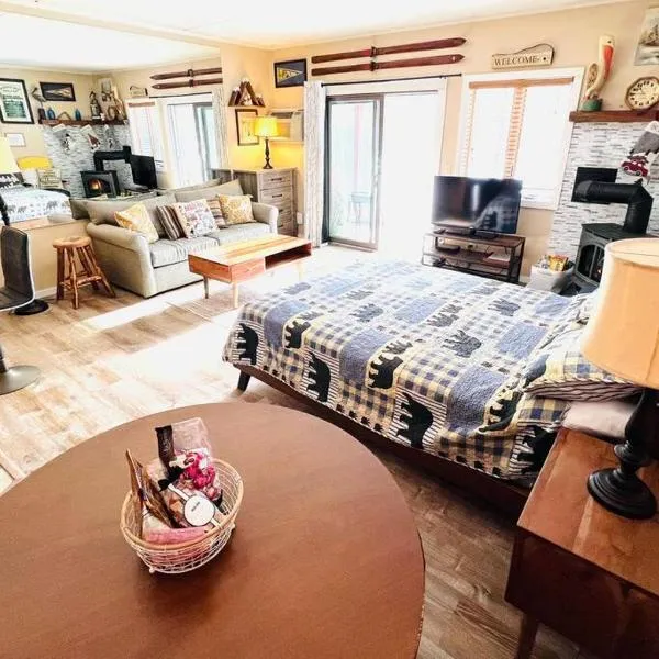 Attitash Mountain Village Studio - Slope View - Ski - Storyland, ξενοδοχείο σε Bartlett