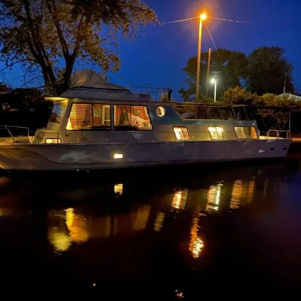 The Lily Pad Boatel Houseboat, hotel di Savanna