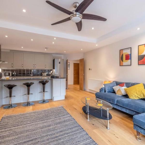 Windsor Castle Views & Parking - By Tempstay, Windsor
