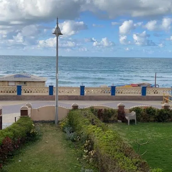 Renovated super Lux Apartment Chalet Direct sea view 2 bed rooms in Alexandria Al Mamourah شاليه الترا لوكس شاطىء المعموره الاسكندريه دور اول على البحر مباشره مع كارنيهات الدخول طوال السنه و الشاطىء الخاص من اول مايو لنهايه اكتوبر للعائلات فقط, hotel v destinaci Alexandria