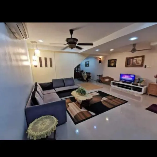 A Spacious 3BR 2storey House Taman Kosas Ampang, hotel in Ampang