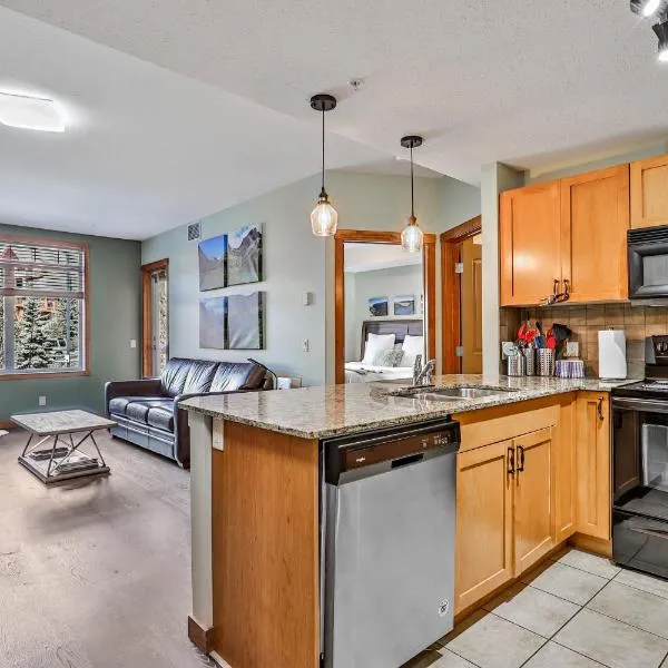 Inviting Rocky Mountain HOT TUB in Top Rated Condo managed by Little Sister Getaways, hôtel à Canmore