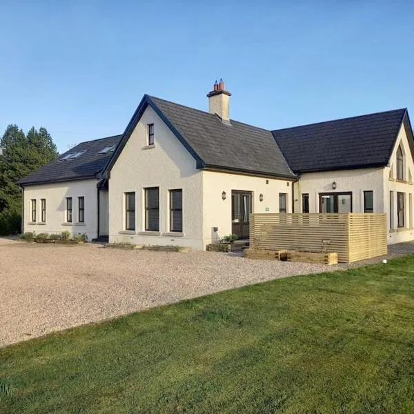Kilskeery Lodge, modern country house with hot tub, hotel in Kilskeery