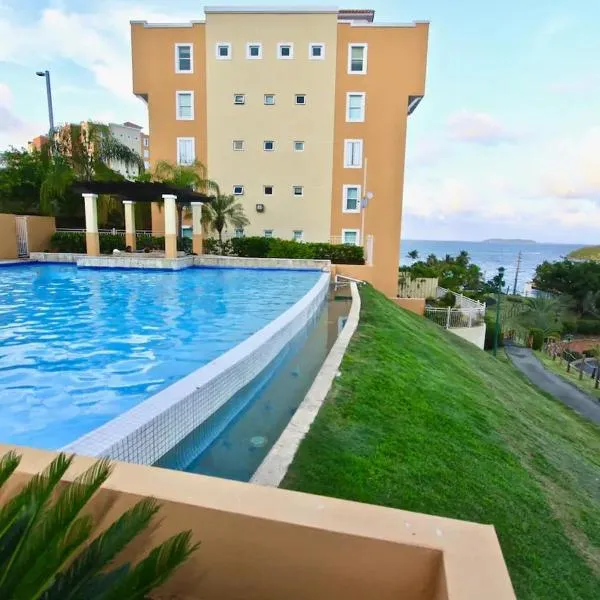 Ocean & Marina Views 3 Bedroom 2 Bathroom Luxury Condo, hotel em Fajardo
