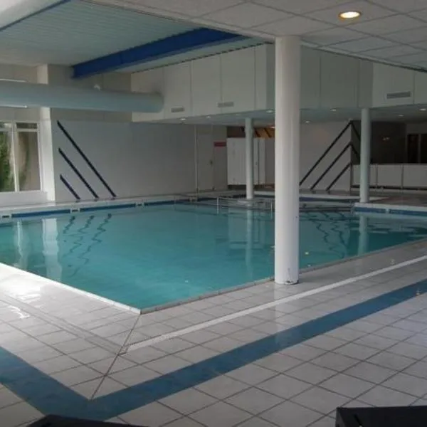 Appartement ZEEDUIN, met VERWARMD ZWEMBAD, eigen KEUKEN, ZONNIG TERRAS nabij DORP, DUINEN en STRAND, hôtel à Hollum